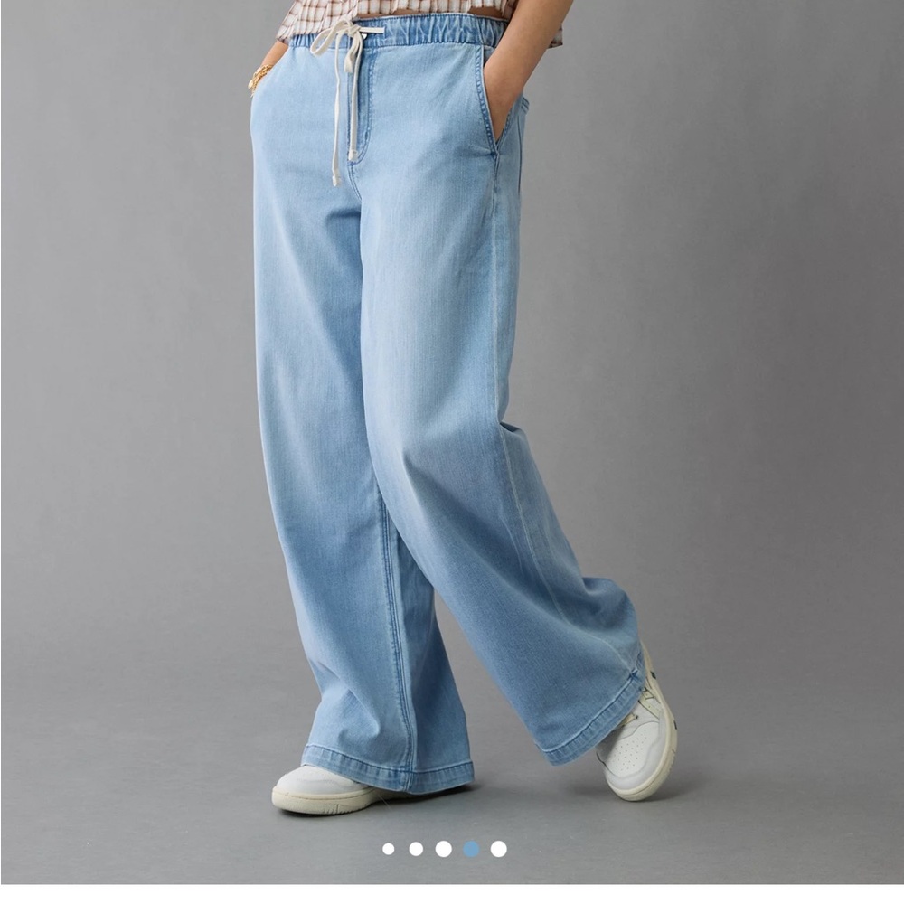 AE Dreamy Drape Low-Rise Ultra Wide-Leg Pull-On Jean - Picture 8 of 10